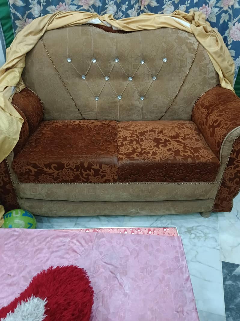 use sofa but totally new 3 2 1 set  +1 smal table  and 2 side table 0