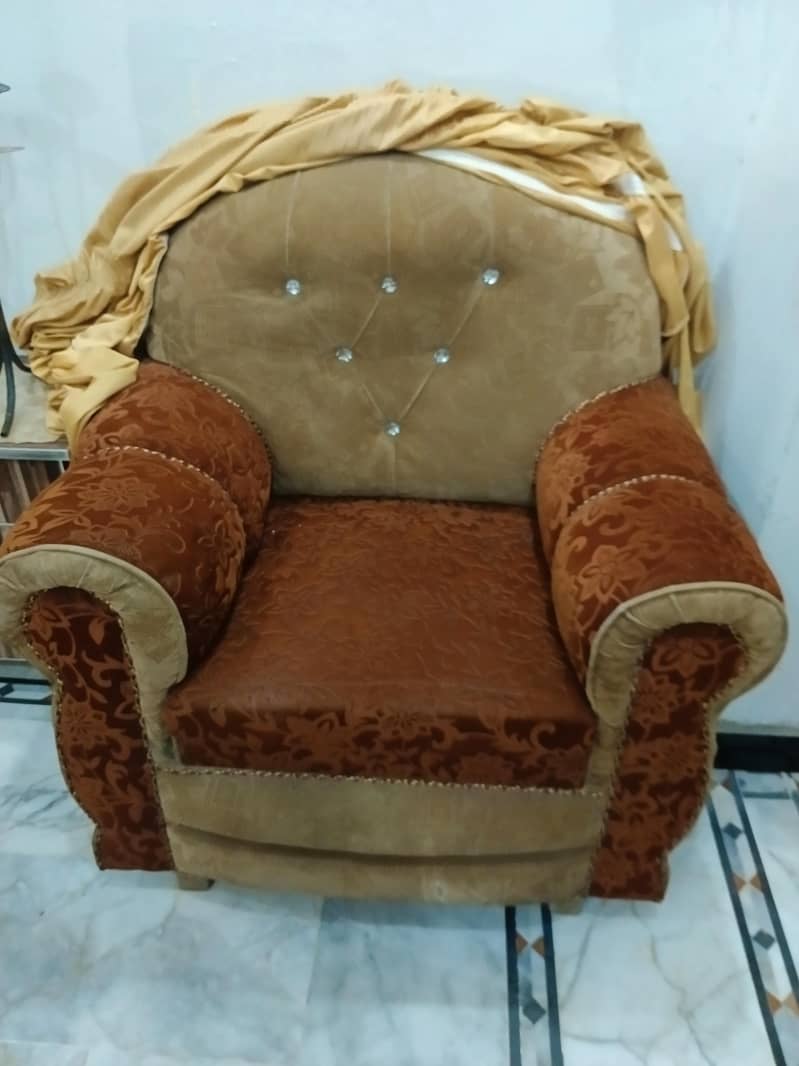 use sofa but totally new 3 2 1 set  +1 smal table  and 2 side table 1