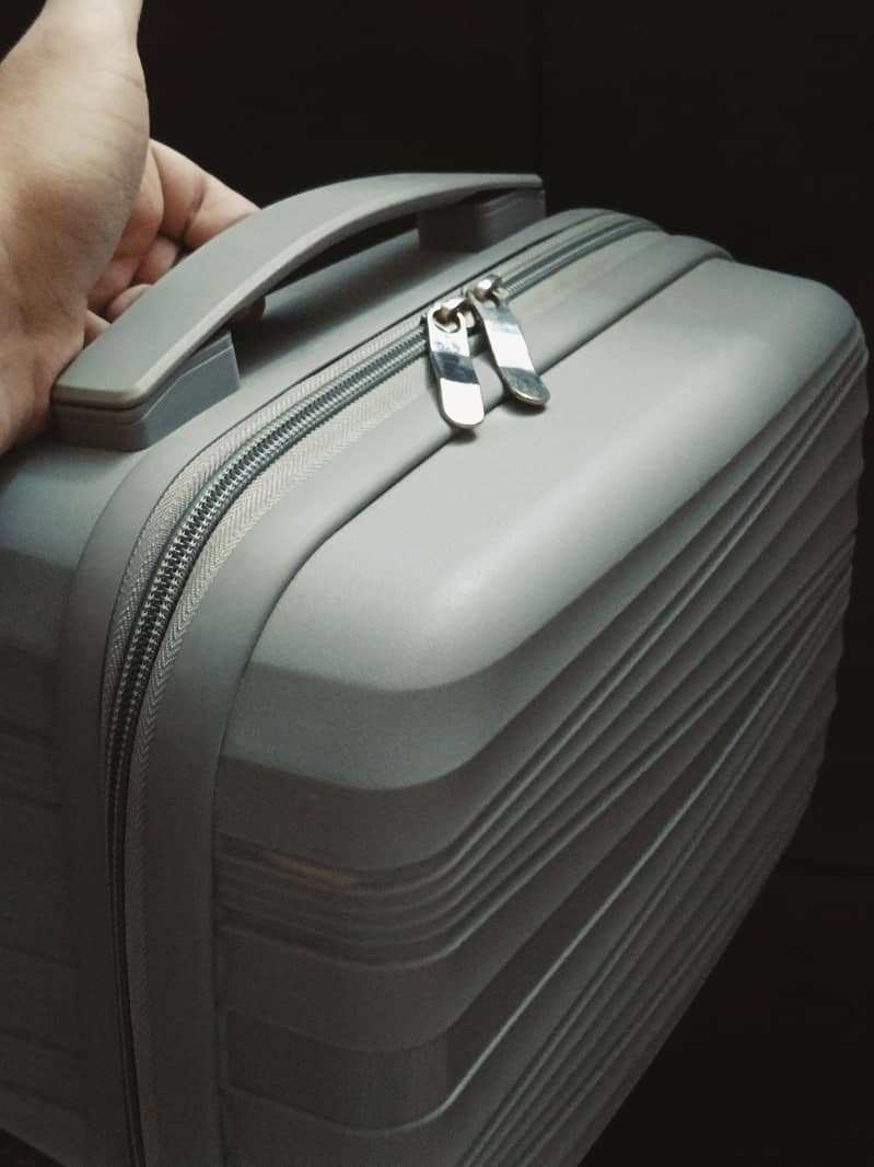 Unbreakable Vanity Case – Hard Shell with Flexibility 1
