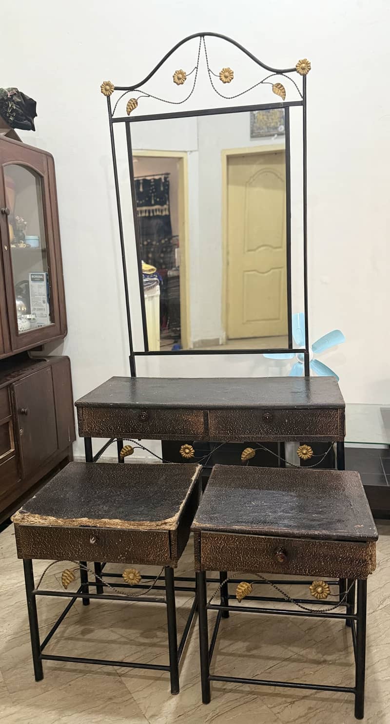 A dressing table and two side tables 0
