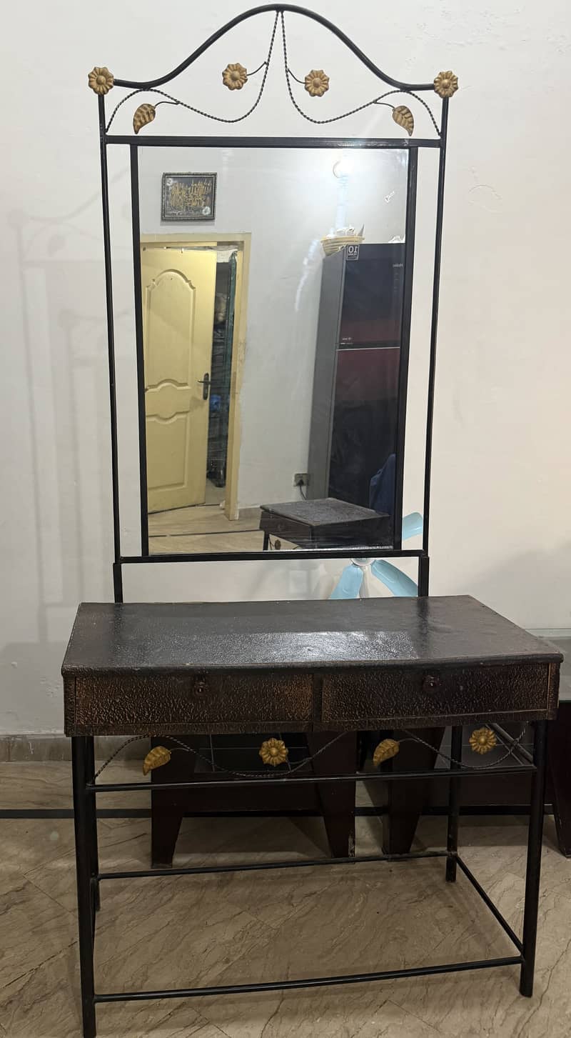 A dressing table and two side tables 4