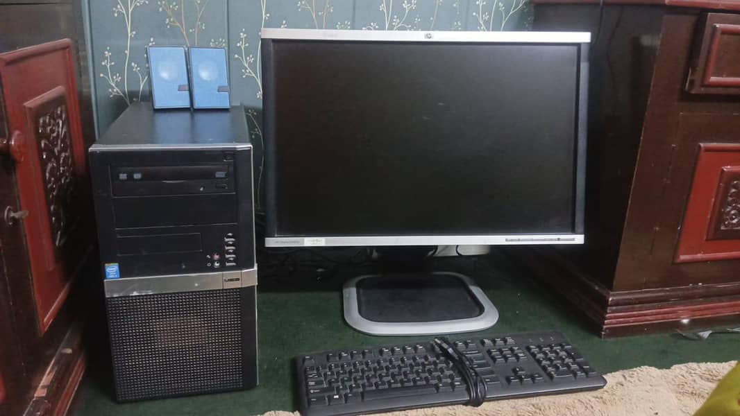 gaming computer set with LCD and keyboard 2