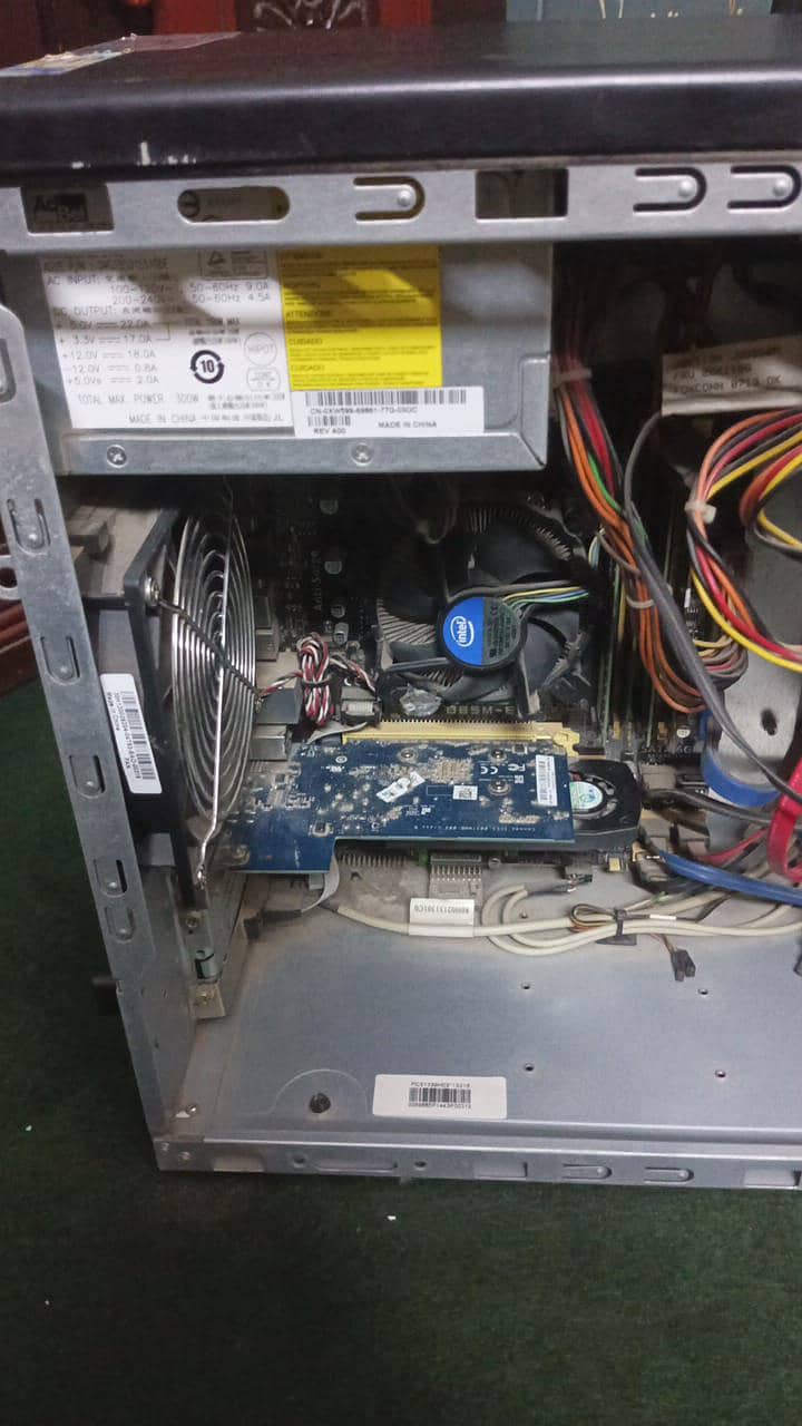 gaming computer set with LCD and keyboard 4