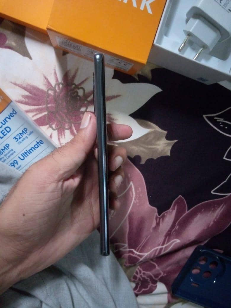 spark 20 pro plus with cmplt box 4