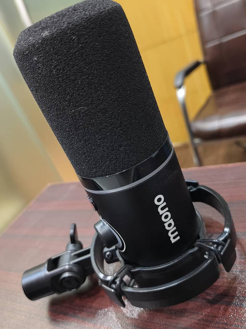 Maono PD200X USB XLR Dynamic Microphone with box and stand 0