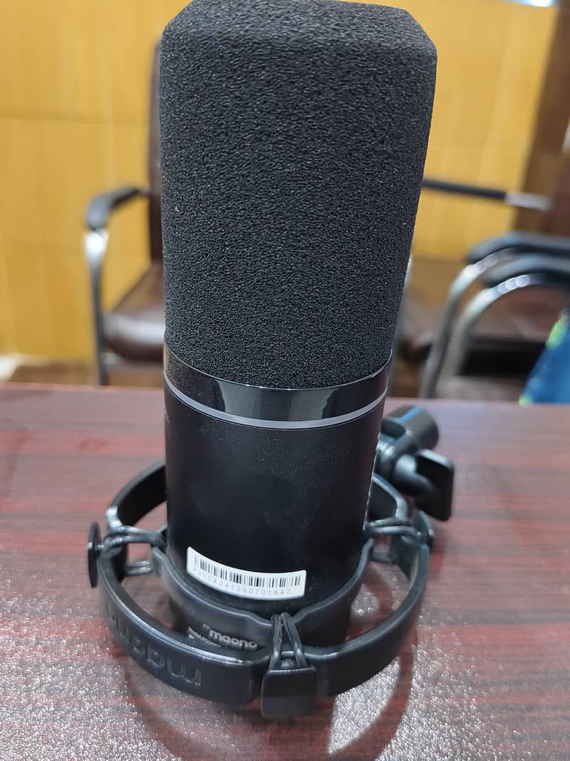 Maono PD200X USB XLR Dynamic Microphone with box and stand 2