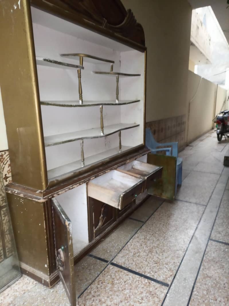 SHOW CASE WITH GUD CONDITION 1