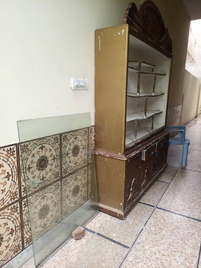 SHOW CASE WITH GUD CONDITION 3