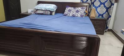 King size Bed, Divider with 3 drawers with cabinets and big Almari