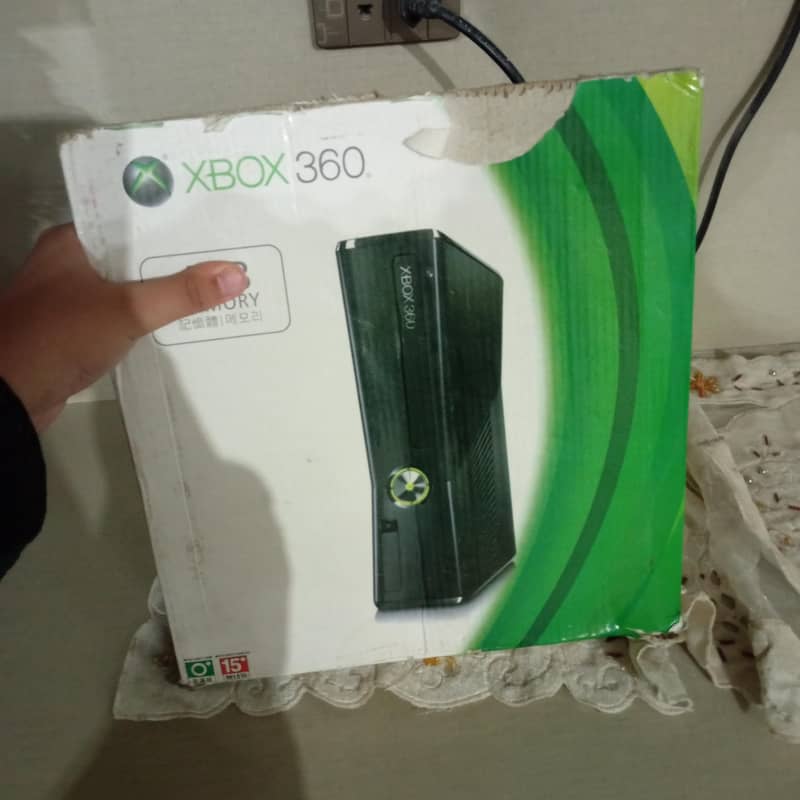 Xbox 360 slim 500gb with box red light fault with 2 controller 0