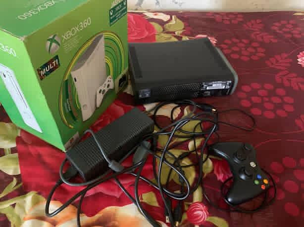 Xbox 360 jasper model 40+ games one wired controller 10/10 condition 0