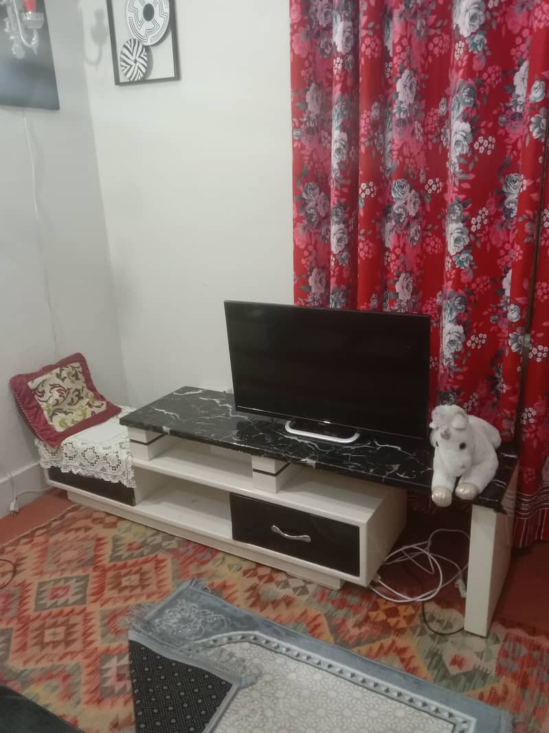 Double bed with 2 side tables and dressing and TV table 5