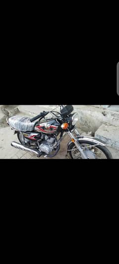 125 black bike