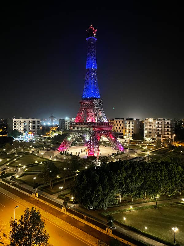 Per day Facing Eiffel Tower view studio apartment 1