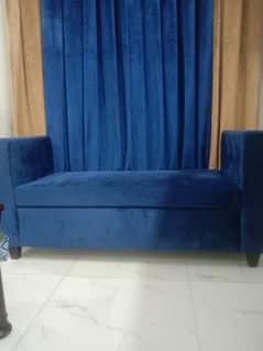 2 seater saiti with 2 round puffy's