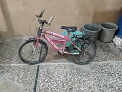 Tyir tube bilkul new hai just hawa barha lah bachy use nhe krty