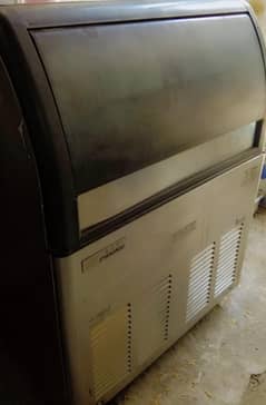 Ice cube maker machine