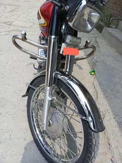 honda 125 for sal 2019 model اوریجنل ٹینکی ٹاپ پہ نہیں ہے