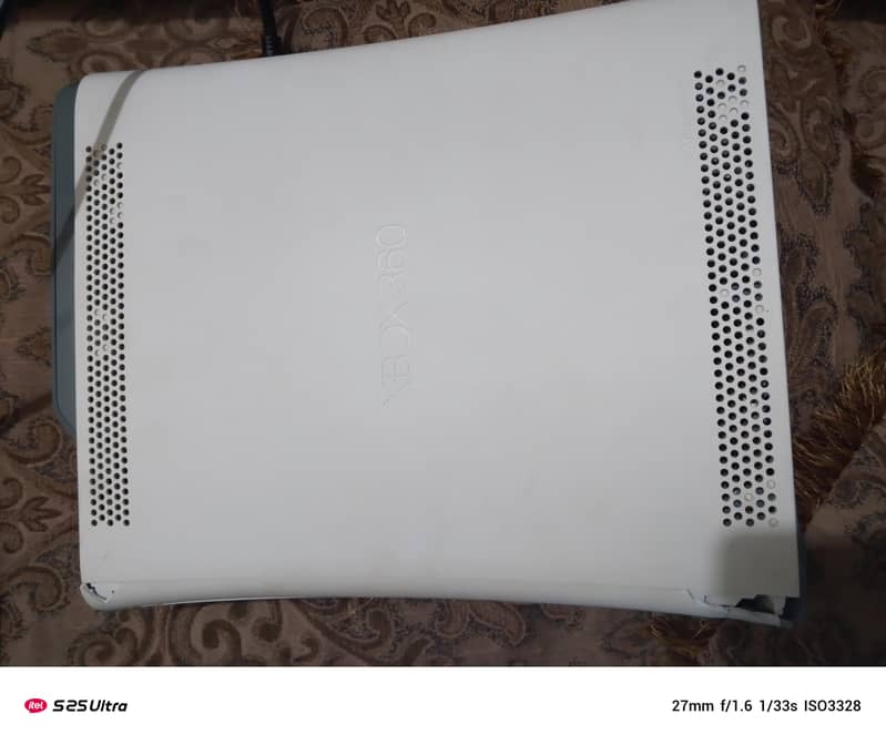 X- Box360 for sale with two controllers only 10 days used only 1