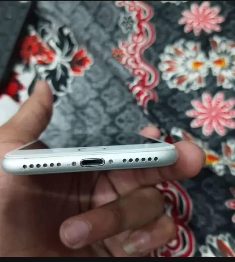i m selling my iPhone 7 exchange possible with android 4