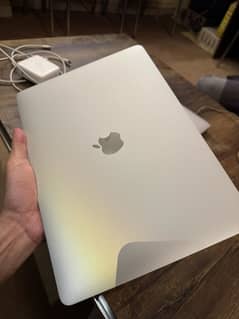 Selling MacBook Pro 2019 10/10, with box