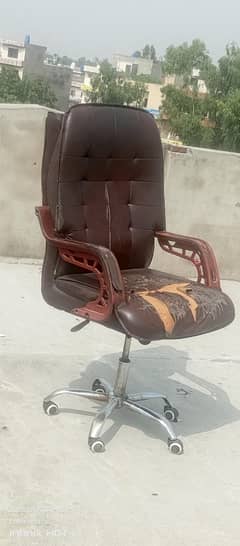 chair seat pushing hone wali hai Baki sab kuch thik hai