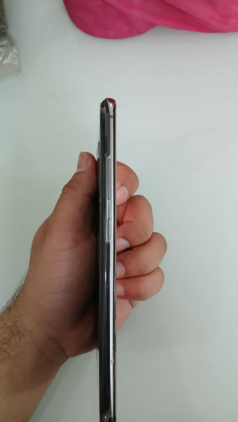 5G_8/256_sim working_back cracked but front scratchless 3