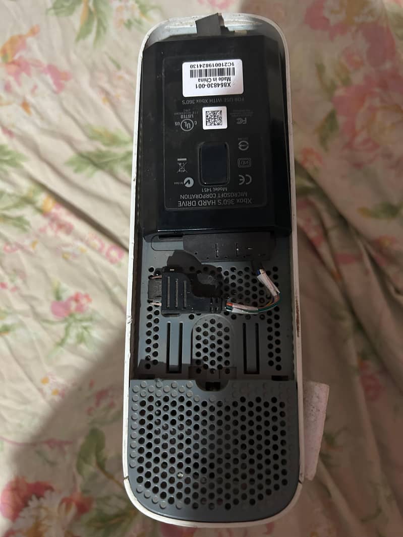 Xbox 360 with wireless controller With 50+ Games 8