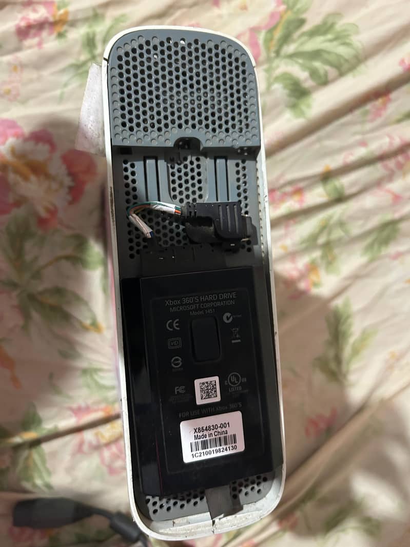Xbox 360 with wireless controller With 50+ Games 9