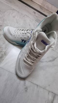 Badminton shoes