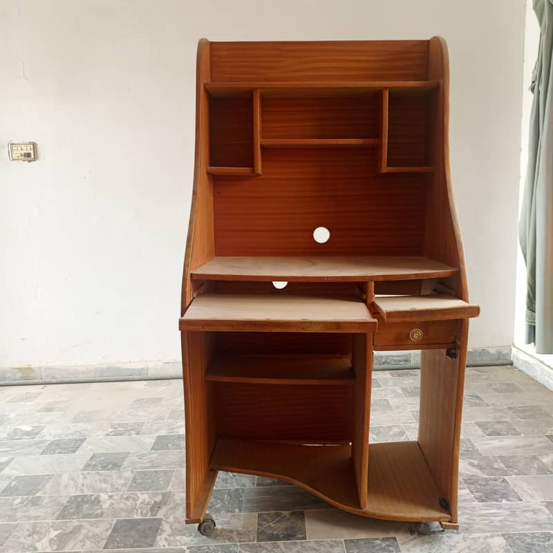 Used computer table in good condition 0