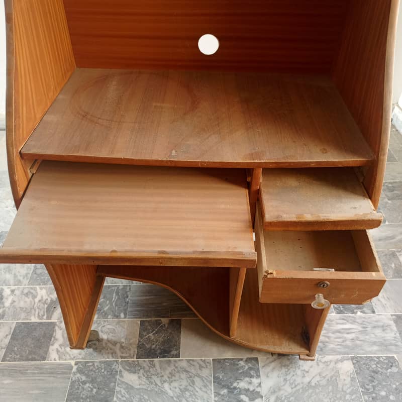 Used computer table in good condition 1