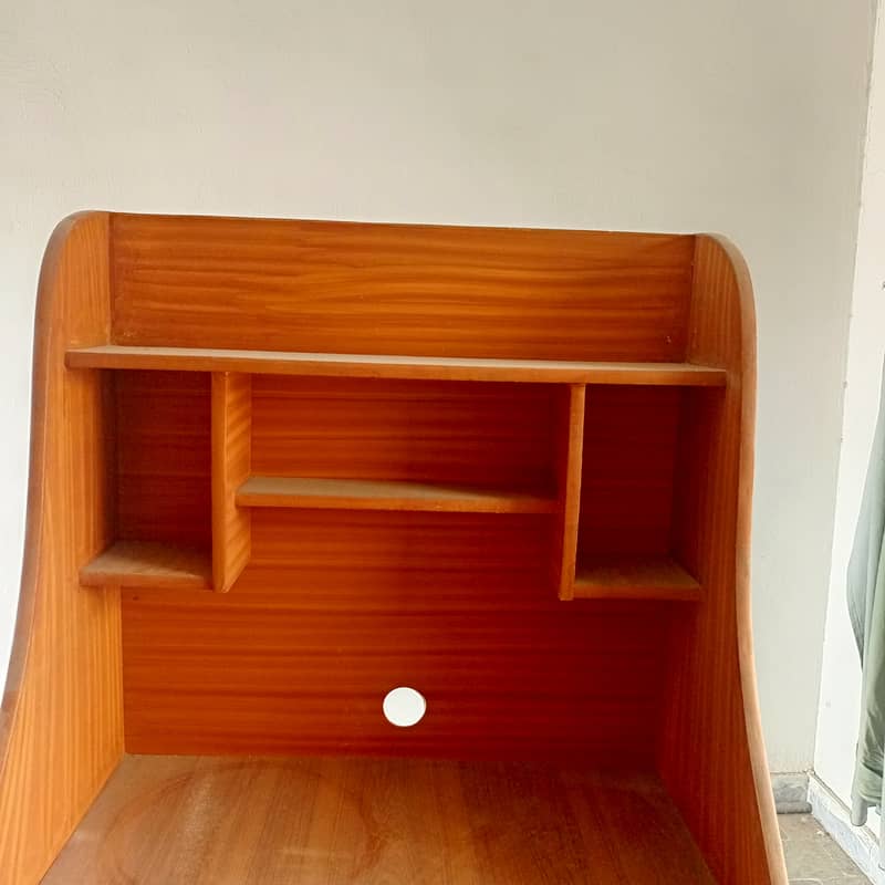 Used computer table in good condition 2