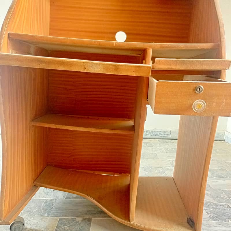 Used computer table in good condition 3