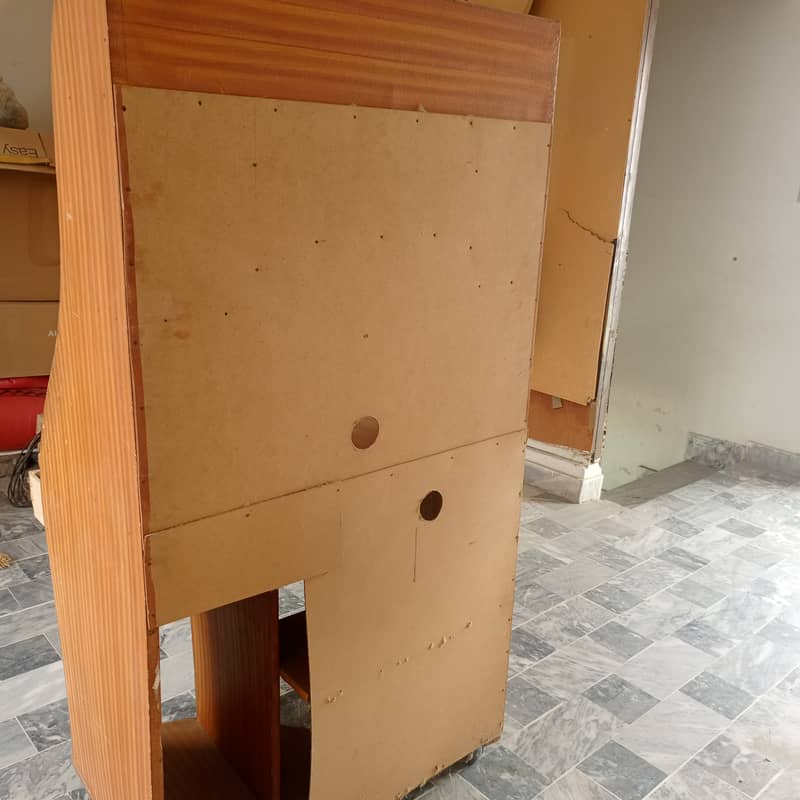 Used computer table in good condition 4