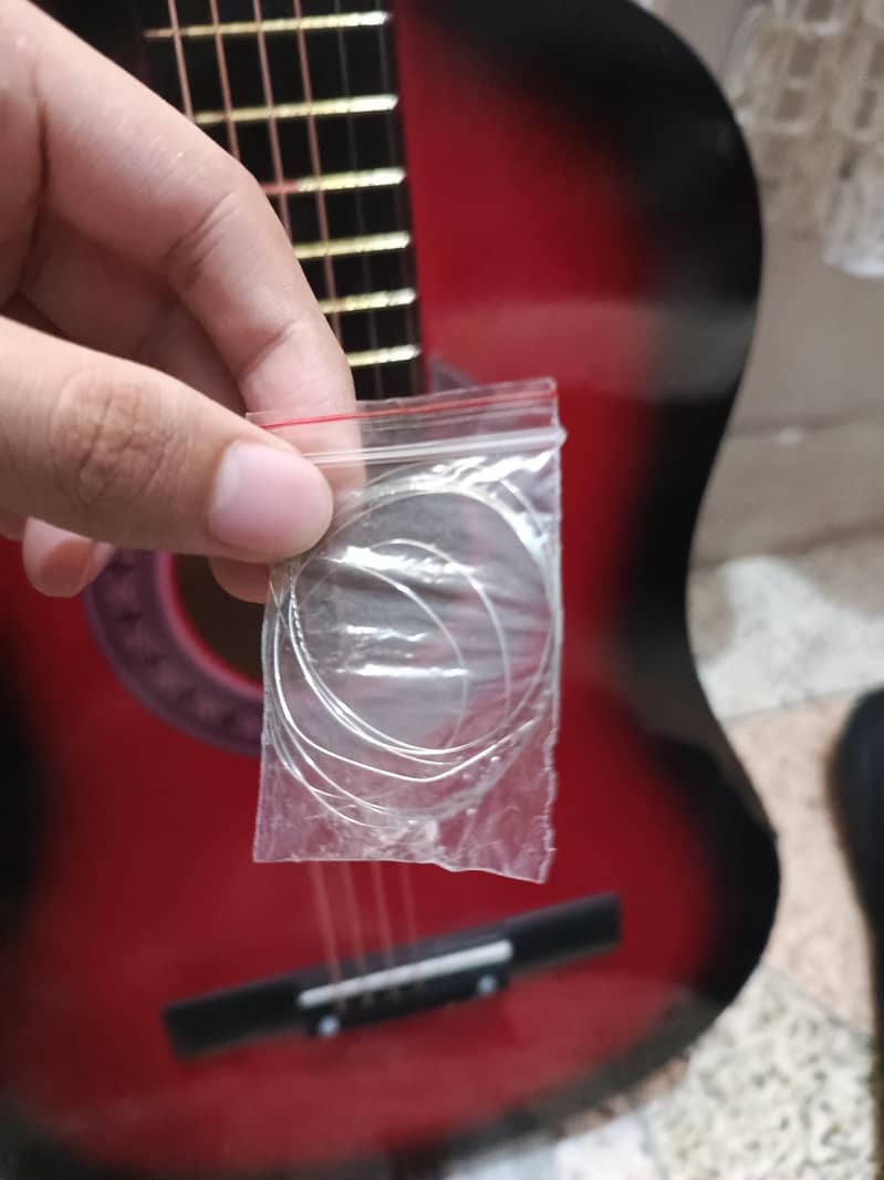 Basic guitar for beginners, with bag ,capo and extra string. 1
