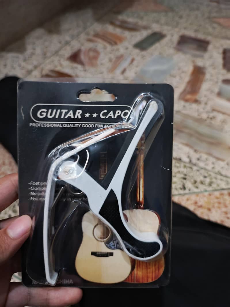Basic guitar for beginners, with bag ,capo and extra string. 2