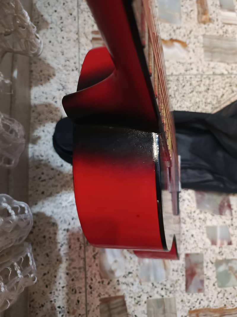 Basic guitar for beginners, with bag ,capo and extra string. 3