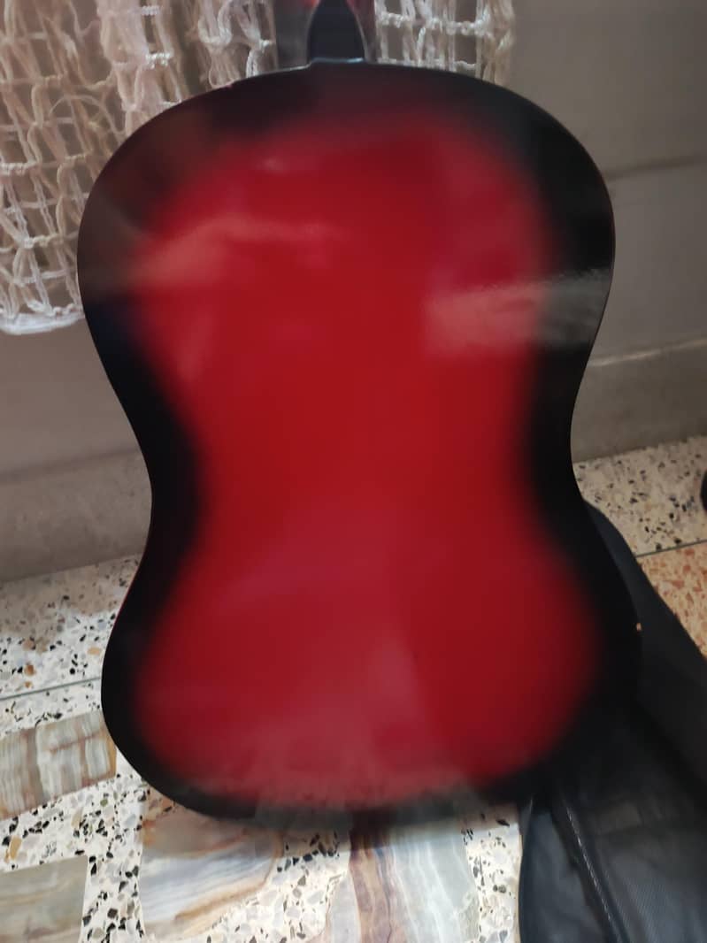 Basic guitar for beginners, with bag ,capo and extra string. 4
