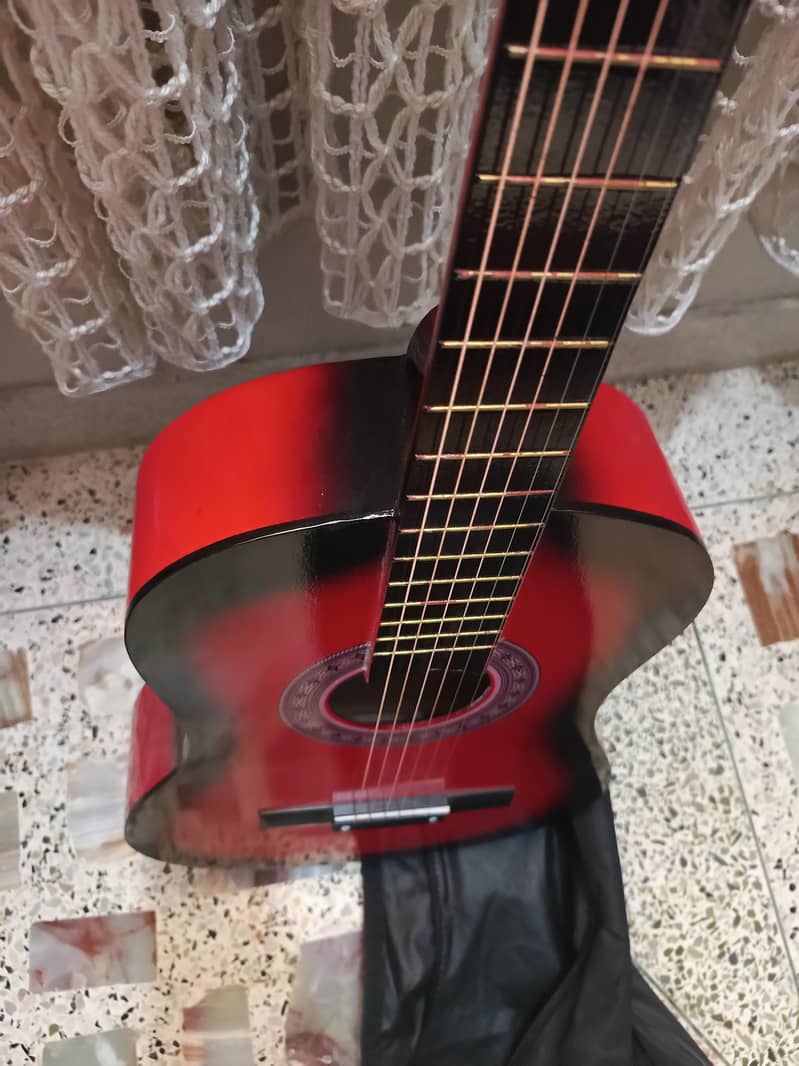 Basic guitar for beginners, with bag ,capo and extra string. 7