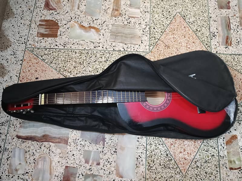 Basic guitar for beginners, with bag ,capo and extra string. 8
