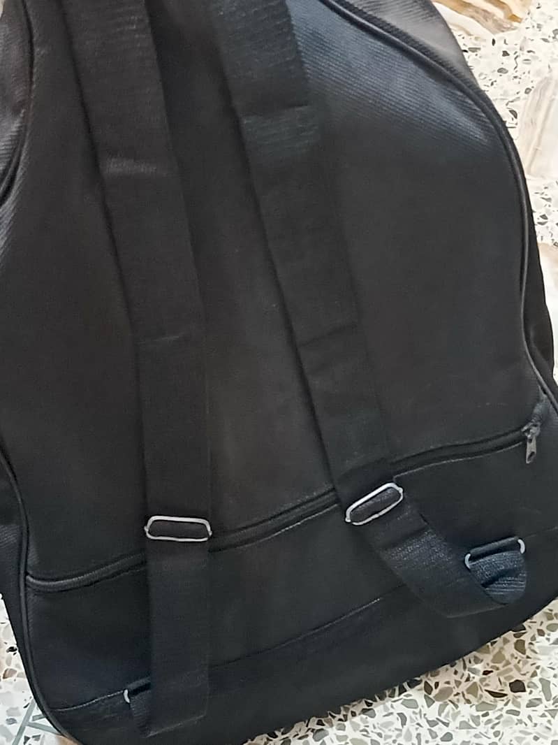 Basic guitar for beginners, with bag ,capo and extra string. 9