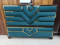 bad set with w side table with dressing table