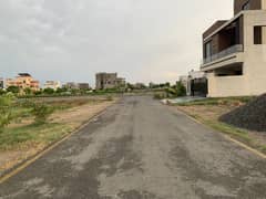 5 marla Cornor plot for sale in valancia society  On ground (investor rate ) Ready to possion  Lda Approved  Gated community  Hot location  Main apporced