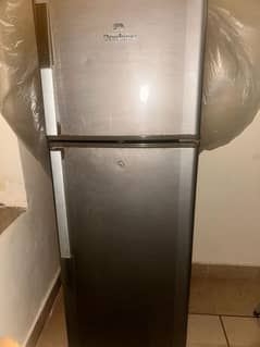 Dawlance refrigerator with 1 handed use