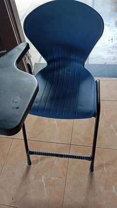 4 School Desk are available new condition