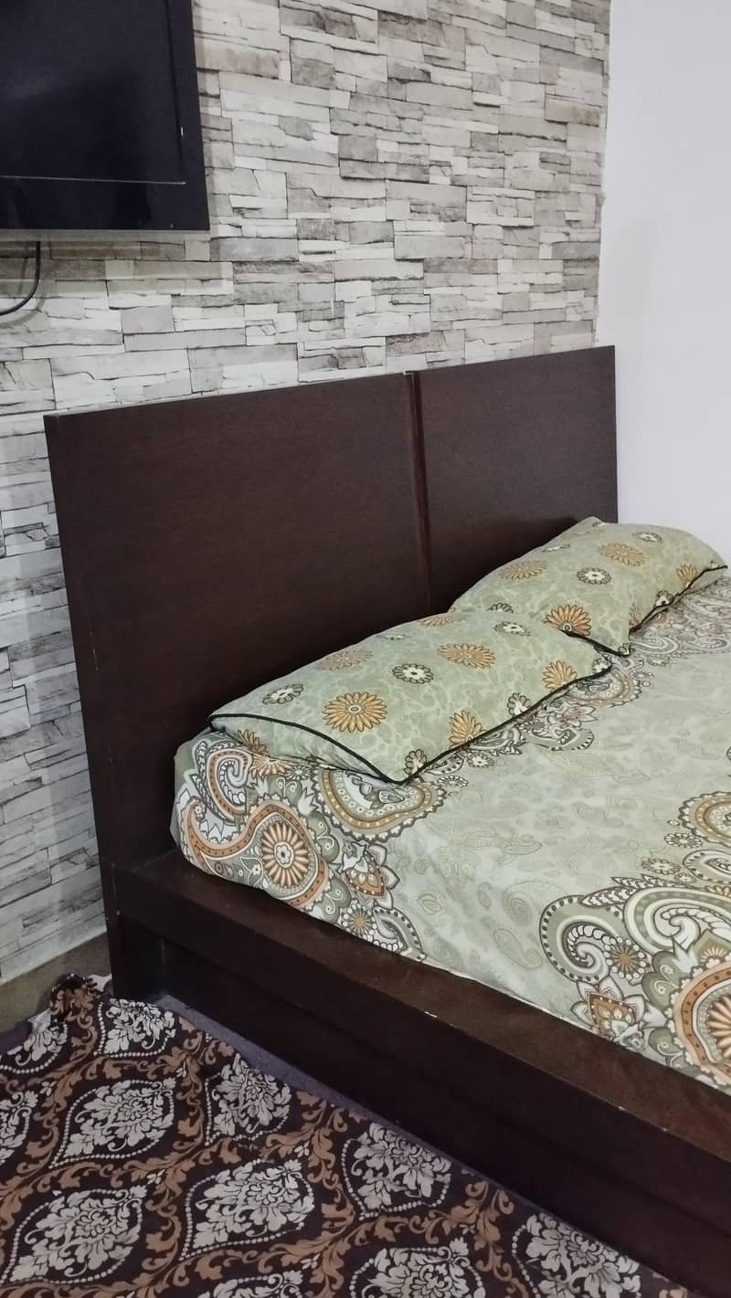Bed with spring mattress and 2 side tables 4