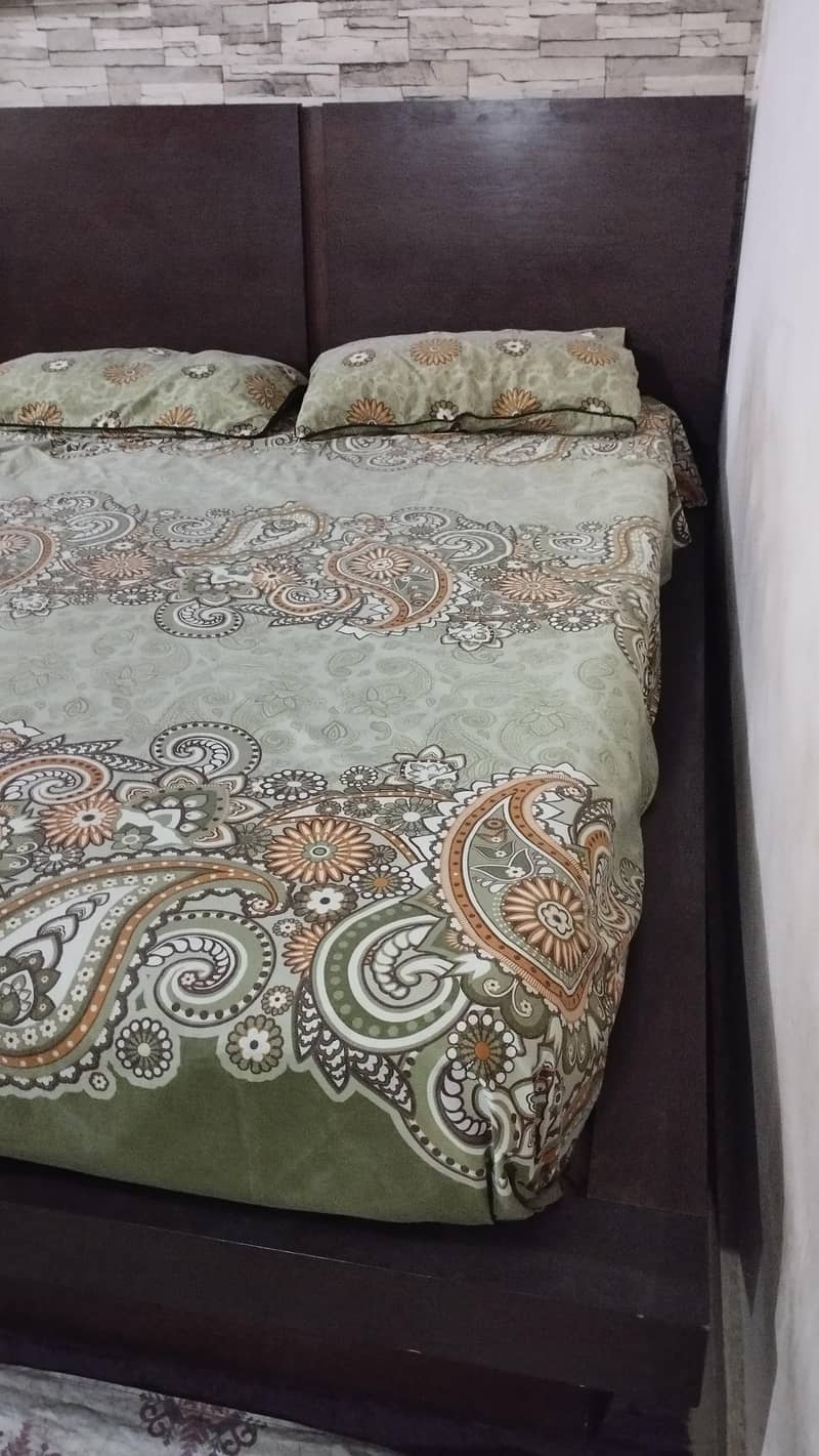 Bed with spring mattress and 2 side tables 6
