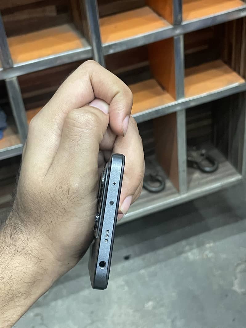 Redmi note 14 8 +8 ram 256 memory only 40 days use box charger pak 4