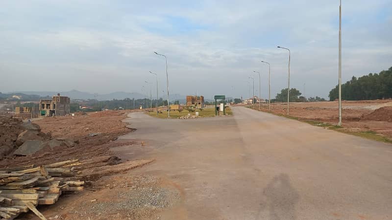 Ideal location maian road corner plot with exland available 0
